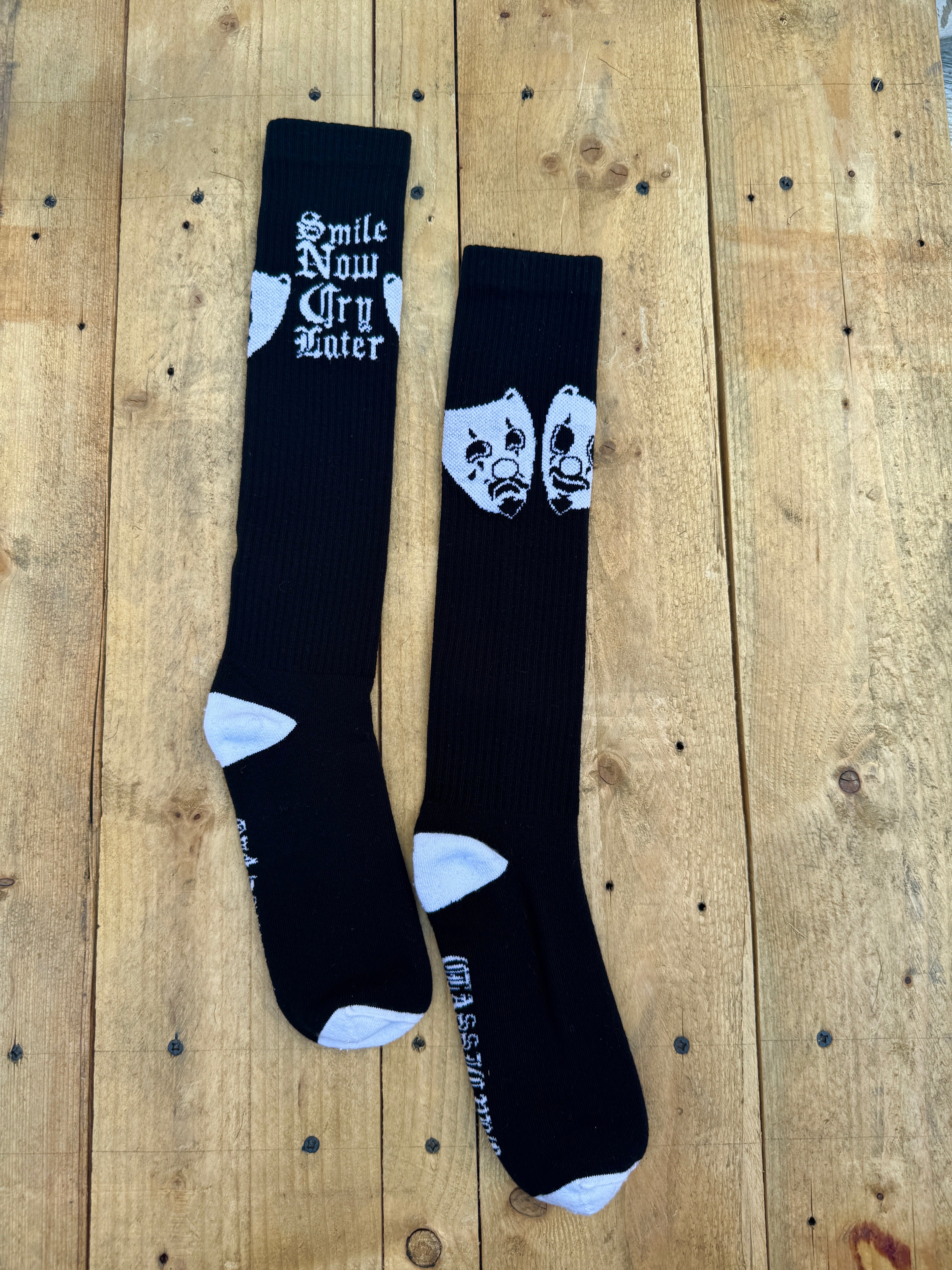 Calceta “Smile Now,Cry later”